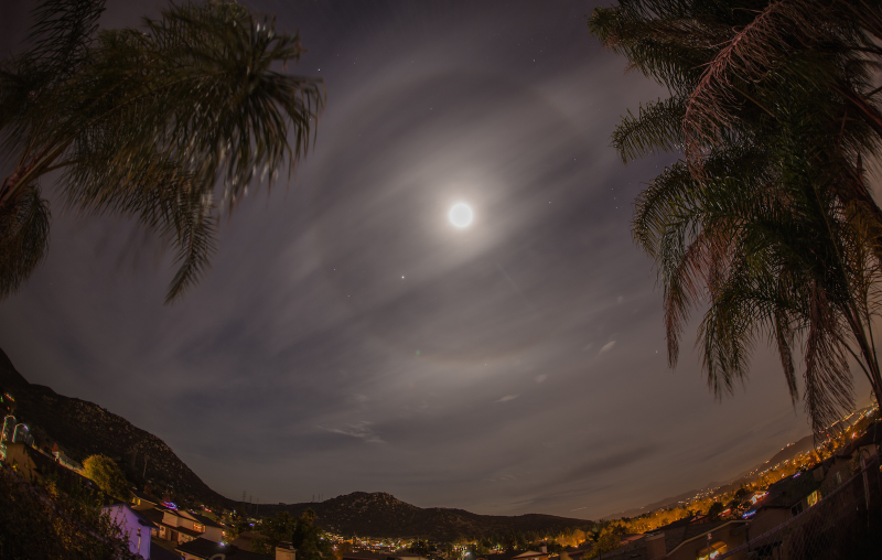 Illustration for article titled These Otherworldly Halos Turn Our Sun Into The Eye Of Sauron